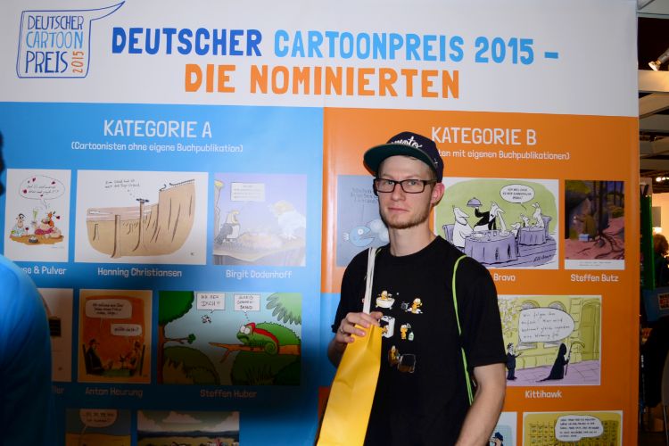 Steffen beim Cartoonpreis 2015 auf der Buchmesse: die Nominierten-Wand